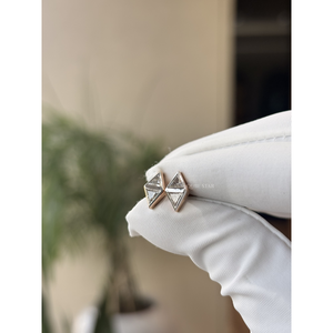 ต่างหูเพชรทรงเรขาคณิต 14K ทองคำแท้ ประดับเพชรทรงไทรลิออนคัท 0.90 กะรัต รูปทรงว่าว ฝังแบบ Bezel Set เครื่องประดับมินิมอลสำหรับผู้หญิง - Product Image 3