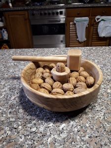 Cuenco de madera premium para romper nueces con martillo, diseñado para un almacenamiento y rompido organizados de nueces. - Product Image 6