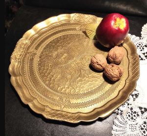 Plato Decorativo Dorado con Diseño Floral Antiguo para Cenas de Lujo y Ocasiones Especiales, Incluyendo Ramadán, Decoración de Mesa Premium - Product Image 4