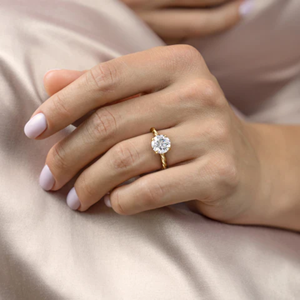 Anillo de compromiso y boda de oro amarillo de 14K chapado en oro con circonitas redondas de 1 quilate para ella, certificado IGI - Product Image 5