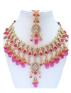 Juego de Joyería para Mujer con Flores Vintage en Aleación Chapada en Oro e Imitación de Perlas, Collar, Aretes y Diadema para Regalo de Compromiso o Boda - Product Image 1