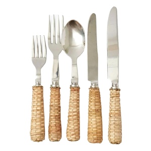 Juego de cubiertos de acero inoxidable estilo bohemio con mangos de ratán, 5 piezas, ecológico y resistente al agua - Product Image 1