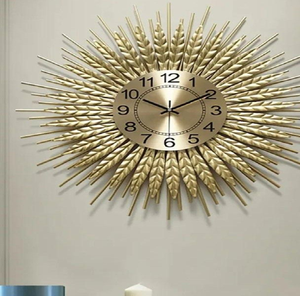 Reloj de pared floral dorado con hojas metálicas y un acento de flor de cerámica blanca. Encanto de la naturaleza disponible a precios de mayorista. - Product Image 3