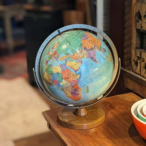 Elegante Globo Terráqueo de Metal con Mapas Plateados Grabados y un Acabado Premium para Escritorios Ejecutivos de Alta Gama - Product Image 1