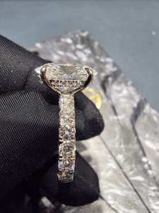 Anillo de Diamantes Clásico de Oro Blanco de 18k para Mujer, Anillo de Compromiso Delicado y Brillante con Elegante Diseño de Canal - Product Image 4