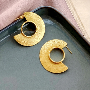Boucles d'oreilles créoles en laiton plaqué or faites à la main, style géométrique vintage ethnique, pour fête, unisexe - Product Image 1