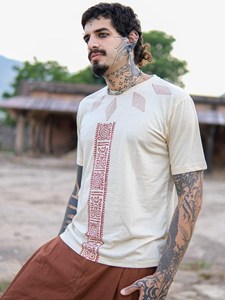 T-shirt en coton beige pour homme, imprimé tribal à la main, style bohème ethnique, tissu en coton biologique respirant de qualité supérieure - Product Image 1
