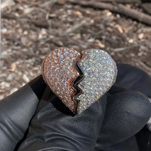 Anillo de Corazón Roto para Hombre con Moissanita y Diamantes, Chapado en Rodio, Plata de Ley 925, Acabado Bicolor, Estilo Hip Hop, Joyería con Engaste de Garras - Product Image 2