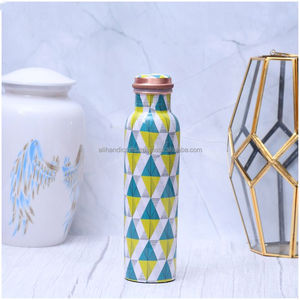 Botella de agua de cobre puro con diseño floral y tapa de cobre, portátil para viajes, con propiedades ayurvédicas y beneficios para la salud. - Product Image 4