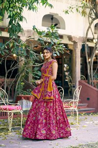 Ensemble Lehenga Choli à imprimé floral rose avec dupatta transparent, motifs roses, tenue de mariage élégante et festive pour femmes, ensemble haut de gamme - Product Image 2