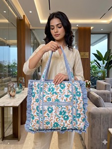 Bolsa de Mano Acolchada de Algodón Hecha a Mano, con Estampado Floral, Reversible, Personalizada, Grande, con Volantes - Product Image 2