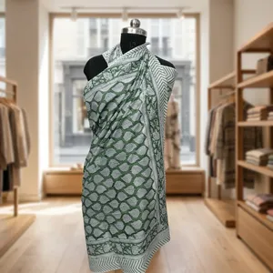 Tela de Algodón Estampada a Mano en Verde y Blanco con Borde de Motivo de Hojas para Confección de Saris, Manualidades y Proyectos de Decoración del Hogar - Product Image 6
