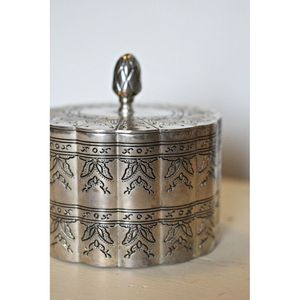 Caja Sindhur Dibbi de Latón y Cobre con Acabado Tradicional Herencia, Artesanía en Metal - Product Image 1