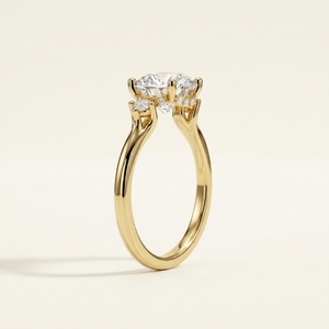 Anillo de oro amarillo para mujer con halo oculto flotante, diamante sintético de laboratorio de 1 quilate, tres piedras, perfil E, talle catedral dividido y engaste alto - Product Image 2