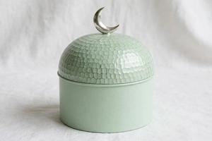Caja de metal esmaltada verde menta con tapa de cúpula, pomo de luna creciente, acabado martillado, tarro de almacenamiento árabe Khajur, caja de regalo para Eid - Product Image 3