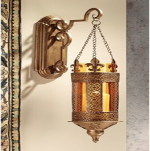 Elegante farol de pared de bronce con detalles de flor-de-lis y cadena de suspensión, disponible a precios de mayorista. - Product Image 1
