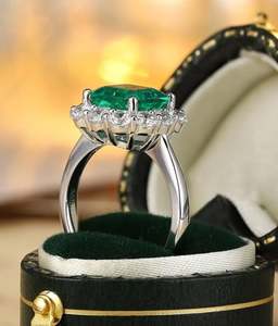 Anillo de Compromiso y Boda con Esmeralda Colombiana Cultivada en Laboratorio, Chapado en Oro de 14K y Plata de Ley 925 para Mujer - Product Image 3