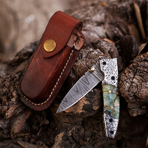 Couteau pliant en acier Damas avec outil utilitaire pratique, couteau Damas fait main avec équipement de poche pour l'extérieur - Product Image 1