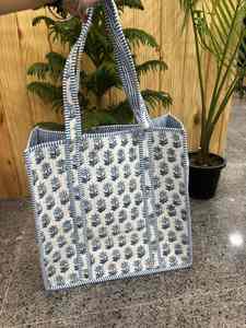 Bolso tote acolchado de algodón con estampado de bloques, bolso tote grande para mujer, elegante bolso tote de hombro para el mercado, bolso de playa ligero, bolso tote con estampado floral - Product Image 4