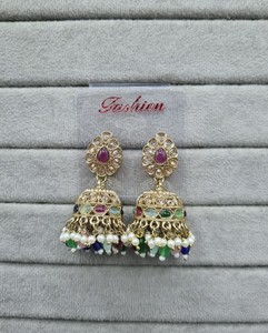 Elegantes Pendientes Jhumka Color Rosa Bebé Chapados en Oro, Pendientes Jhumki Tradicionales Indios con Perlas Incrustadas en Kundan para Mujer, Estilo Étnico - Product Image 1