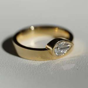 แหวนหมั้นเพชรทรงลูกแพร์ทองคำขาว 14KT สำหรับผู้หญิง สไตล์คลาสสิก - Product Image 2