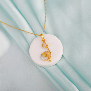 Collier avec pendentif en diamant en forme de lettre initiale monogramme - Product Image 4