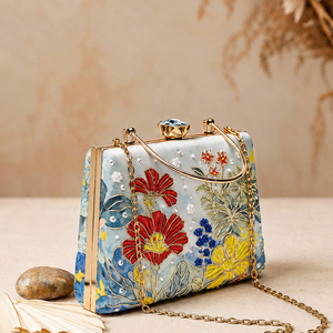Pochette brodée artistique à motifs floraux bleus, élégante, pour femme, idéale pour les soirées et les occasions festives - Product Image 3