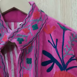 Chaqueta corta de terciopelo bohemio con bordado floral Suzani, abrigo corto Suzani, abrigo floral corto - Product Image 1