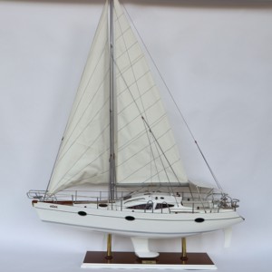 Bateau modèle nautique en bois peint fait main et personnalisé ELAN, fabriqué au Vietnam, pour la décoration de Noël et comme cadeau - Product Image 1