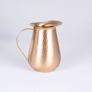 Pichet à eau en cuivre élégant, fabriqué en Inde, avec une finition miroir et de grands poignées en forme de boucle, disponible à prix de gros. - Product Image 4