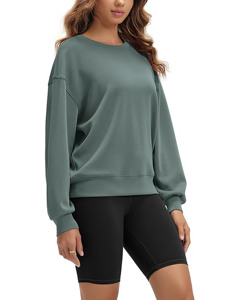 Sweat à capuche noir tendance pour femme, en tissu non tissé respirant et à séchage rapide, avec logo avant et manches unies, idéal pour un style urbain audacieux en hiver. - Product Image 1
