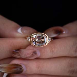 Nouvelle Arrivée Bague Solitaire Vintage en Or Jaune Massif 18K avec Diamant Brun de Laboratoire de 4,5 carats Certifié IGI, Coupe Coussin - Product Image 3