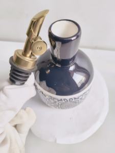 Nueva Botella de Cerámica Azul para Aceite de Oliva de 350 ml, Hecha a Mano, Hermética - Product Image 3