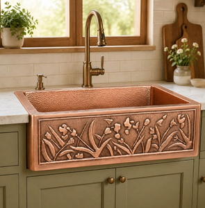 Fregadero doble de cobre estilo granja con diseño floral y de volutas en relieve en el tablero frontal, al por mayor. - Product Image 5