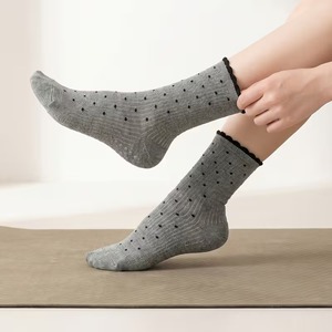 Chaussettes de sport personnalisées avec logo, chaussettes mi-mollet à pois tricotées pour femmes, antidérapantes, en coton, pour Pilates, Yoga, Barre, entraînement - Product Image 2
