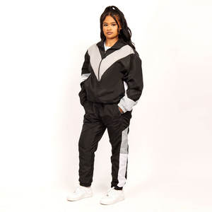 ชุดวิ่งแบบสองชิ้น OEM แบบกำหนดเอง เสื้อแจ็คเก็ตกันลมสีดำ ชุดวอร์มสำหรับผู้หญิง พร้อมโลโก้แบบกำหนดเอง - Product Image 1