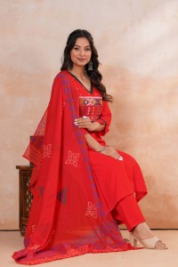 Conjunto de Kurta, Pantalón y Dupatta Bordados en Rojo para Mujer |   Traje Étnico de Algodón para Damas |   Ropa Festiva y Casual - Product Image 6