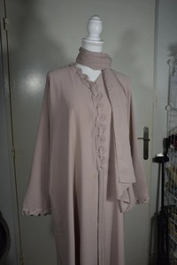 Abaya élégante, robe longue islamique, coupe ample, vêtements modestes pour femmes, pour le Ramadan, l'Aïd, la prière et les occasions spéciales, en vente - Product Image 2