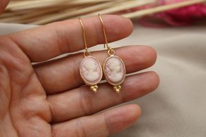 Pendientes de Plata de Ley Rodiada Hechos a Mano con Camafeo de Melocotón Natural, Diseño de Inspiración Victoriana, Elegante Regalo para el Día de la Madre - Product Image 4