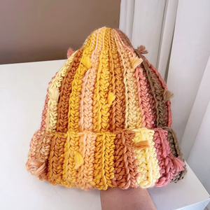 Gorro de punto de ganchillo hecho a mano, cálido, de invierno, estilo urbano, con diseño de arcoíris, desgastado, holgado, con borlas y rayas. - Product Image 5