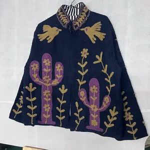 Chaqueta de lana negra vintage hecha a mano, estilo bohemio único, inspirada en la naturaleza del desierto, con bordados, tipo poncho corto. - Product Image 6