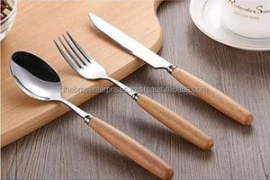 ชุดช้อนส้อมสแตนเลสพร้อมด้ามไม้สามชิ้นช้อนมิเรอร์เหล็กส้อมมีดพร้อมที่จับไม้ - Product Image 4