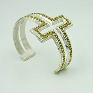 Brazalete de Latón Hecho a Mano con Diseño de Cruz - Brazalete Moderno con Banda Geométrica Dividida - Joyería Texturizada de Dos Tonos para Mujer - Product Image 2