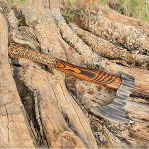 Hache Viking de qualité industrielle avec design nordique traditionnel, manche en bois sculpté, lame en acier au carbone pour le camping et la chasse en plein air - Product Image 3