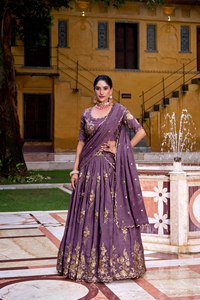 Ensemble de jupe de mariée Regal Chocolate Crush orné d'une broderie complexe de fils et de sequins, voile de créateur et panneau de couture - Product Image 1