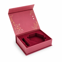 Boîte cadeau magnétique rouge rose personnalisée, emballage rigide de luxe avec design en feuille d'or, insert en velours pour cadeaux cosmétiques