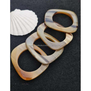 Juego de brazaletes de cuerno SpiralTrace | Brazaletes de patrón espiral grabados sutiles en pulido natural | Diseño artesanal clásico - Product Image 4