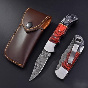 Cuchillo Plegable de Acero de Damasco Forjado a Mano con Mango de Madera Pakka y Clip de Bolsillo + Funda de Cuero, Cuchillo EDC para Caza y Camping - Product Image 1