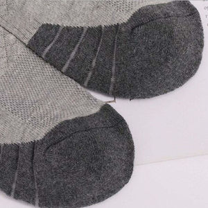 Chaussettes de sport athlétiques haut de gamme en coton personnalisées, respirantes, à séchage rapide, brodées, pour hommes, vente en gros - Product Image 3