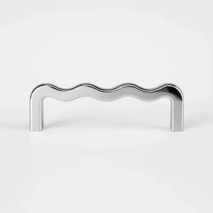 Cada giro de la manija de la puerta de metal comienza una pequeña aventura más allá de la puerta, increíblemente diseñada por KHOOSI OVERSEAS. - Product Image 1